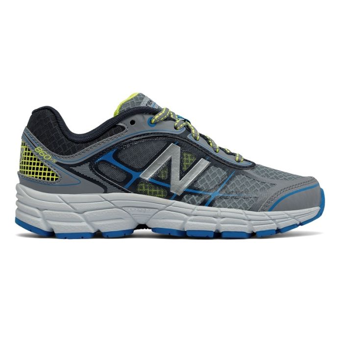 New Balance Youth 860v5 Running Shoe in 